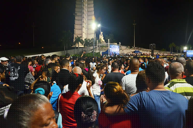 革命広場に集まる人々